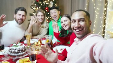 Noel arifesinde gençler, kutlama yapan arkadaşlar sosyal medyada parti vermek için canlı yayında izleyicileri arıyorlar. Evdeki kameraya selfie çekmek için akıllı telefon kullanmak.