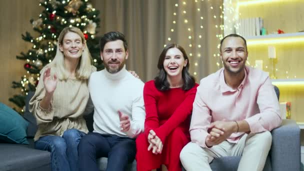 Grup Mutlu Genç Arkadaşlar Kışın Yeni Yıl Tatilini Kutlamak Için — Stok video