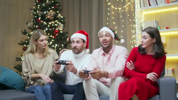 크리스마스 하객들은 소파에 조이스틱 콘솔에서 비디오 게임을 — 비디오
