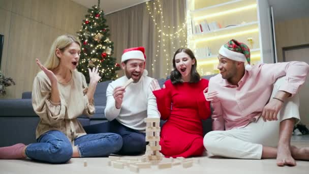 Ungdomar Tillbringar Fritiden Tillsammans Julhelgen Vänner Spelar Brädspel Tillsammans Hemma — Stockvideo