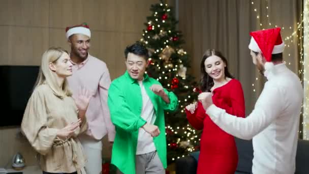 Glada Gruppvänner Firar Nyårsfest Hemma Och Dansar Tillsammans Julafton Och — Stockvideo