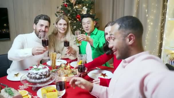 Noel Arifesinde Gençler Kutlama Yapan Arkadaşlar Sosyal Medyada Parti Vermek — Stok video