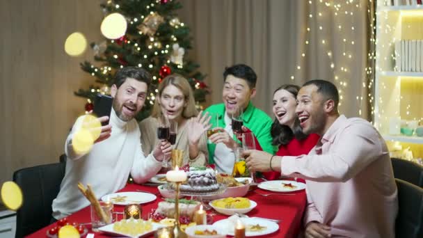 Друзі Святкують Різдво Спілкуються Відео Дзвінок Онлайн Використовуючи Мобільний Телефон — стокове відео