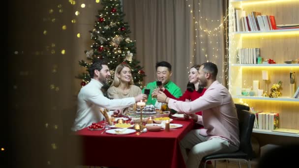 Evin Penceresinden Bakan Neşeli Arkadaşlar Evde Toplanıyor Noel Arifesini Masada — Stok video