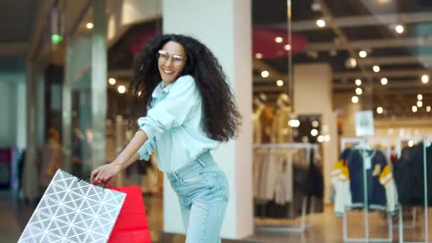 Pazza Giovane Donna Shopaholic Gioisce Salta Ballando Nel Centro Commerciale — Video Stock