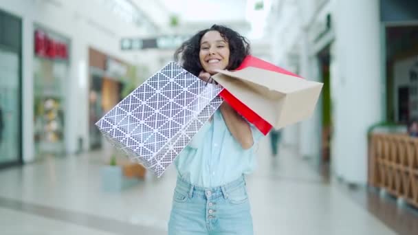 Retrato Feliz Jovem Hispânica Compras Shopping Após Vendas Descontos Olhando — Vídeo de Stock