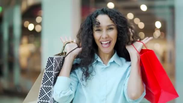 Portrét Šťastné Mladé Ženy Nakupování Obchoďáku Prodeji Slevy Při Pohledu — Stock video