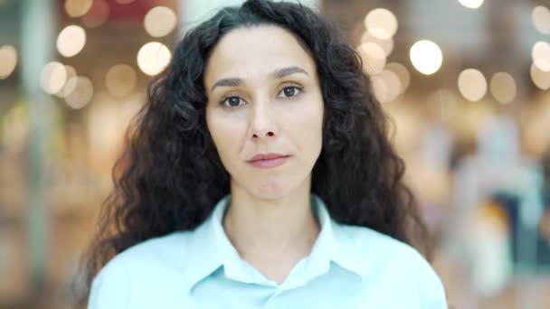 Nahaufnahme Porträt Einer Glücklichen Hispanischen Frau Lachendes Gesicht Junge Lockige — Stockvideo