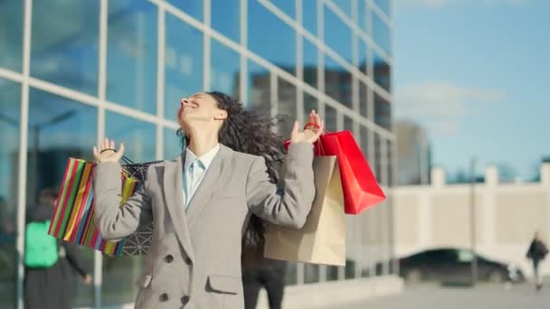 Šťastná Veselá Mladá Hispánka Jde Nakupování Dárkovými Papírovými Taškami Spokojená — Stock video