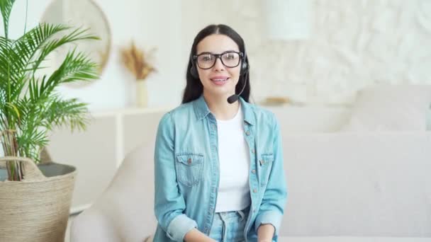 Entrenador Negocios Sonriente Que Tiene Videoconferencia Sala Estar Luz Mujer — Vídeo de stock