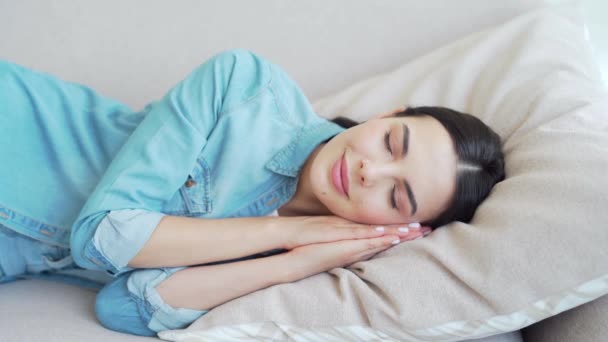 Relaxado Sorrindo Jovem Fazer Uma Pausa Dormir Ter Belo Sonho — Vídeo de Stock
