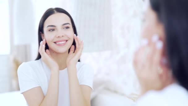 Krásná Mladá Žena Dívá Zrcadla Dotýká Tvář Aplikaci Kosmetického Úsměvu — Stock video