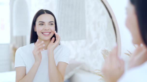 Wanita Muda Yang Cantik Melihat Cermin Menyentuh Wajah Setelah Menerapkan — Stok Video