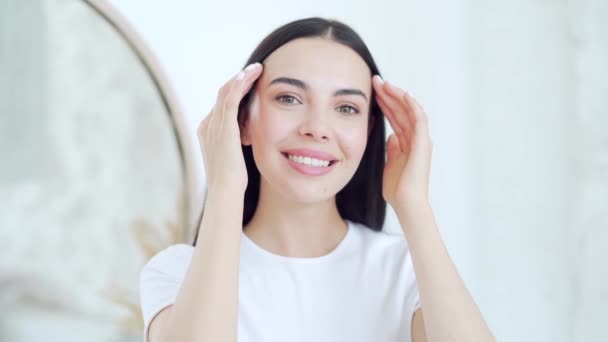 Beauty Shot Young Brunette Woman Perfect Skin Beautiful Smile Touching — Stock Video
