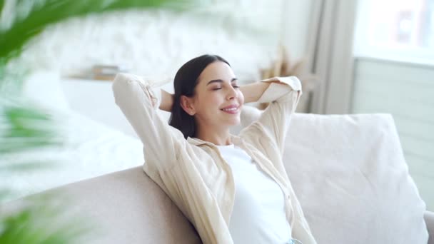 Belle Jeune Femme Aux Cheveux Foncés Relaxant Sur Canapé Confortable — Video