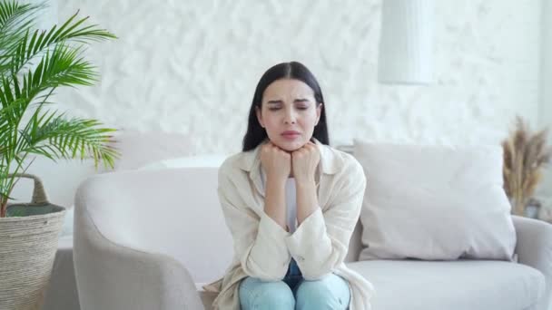 Retrato Jovem Preocupado Emocionalmente Mulher Sentada Sofá Sala Estar Leve — Vídeo de Stock