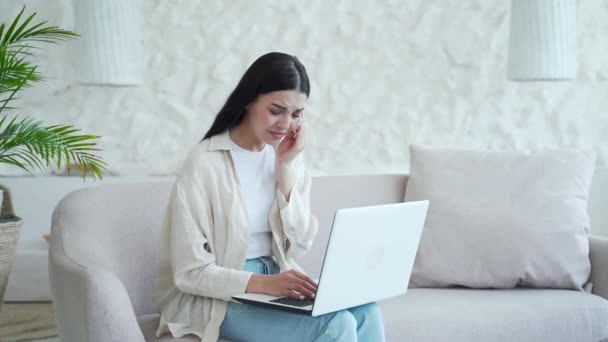 Huilende Jonge Vrouw Praat Met Psychotherapeut Bij Online Counseling Sessie — Stockvideo
