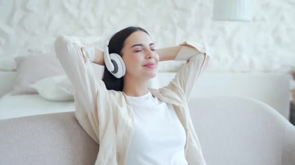 Atractiva Morena Con Auriculares Escuchando Música Sentada Acogedor Sofá Sala — Vídeo de stock