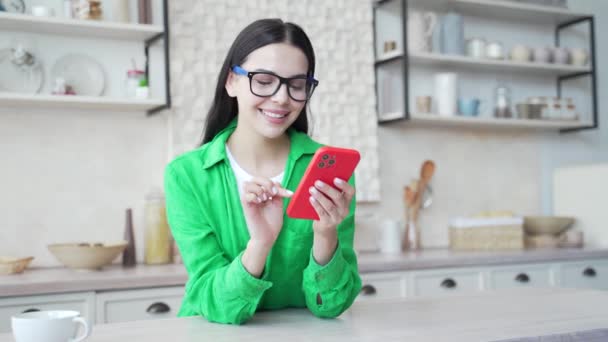 Retrato Menina Morena Sorridente Com Óculos Segurar Smartphone Rolagem Assistir — Vídeo de Stock