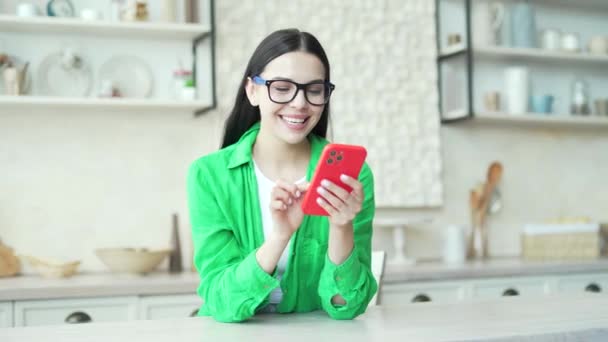 Evdeki Akıllı Telefondan Harika Haberler Alırken Aşırı Mutlu Kadın Gözlerine — Stok video