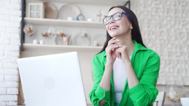 Sorrindo Cabelos Escuros Feminino Terminou Trabalho Computador Portátil Sentir Satisfeito — Vídeo de Stock