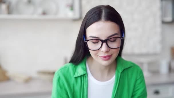 Zblízka Tvář Usmívající Mladé Atraktivní Ženy Brýlemi Dívá Kamery Světlý — Stock video