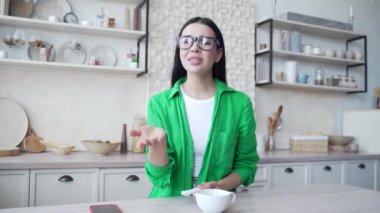Çevrimiçi danışmanlık oturumunda psikoterapistle konuşan üzgün genç kadının kamera görüntüsü. Gözlüklü bunalımlı bir kadın video konferansının psikolojik desteğiyle sorununu tartışıyor.. 