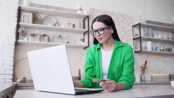 Zdezorientowana Młoda Kobieta Kartą Kredytową Problem Zamówieniem Online Błędem Płatności — Wideo stockowe