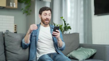 Şaşırtıcı şanslı adam cep telefonundan gelen mesajı okuduktan sonra çok mutlu oldu. Ekrana bakıp sevinen sakallı adam akıllı telefondan harika haberler aldı. Başarı anı zaferi.
