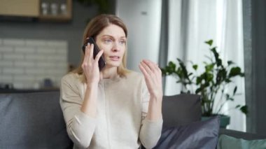 Evdeki koltukta oturup sinirli sinirli genç bir bayanın telefonuyla konuşurken cep telefonuna bağıran sarışın bir kadınla tartışıp olumsuz duygular besliyorum.
