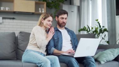 Genç, evli çiftler internet mağazalarında gezintiye çıkmayı planlıyorlar ya da evdeki dizüstü bilgisayardan birlikte bilet alıyorlar. Mutlu aile kucaklaşması, online alışverişler.