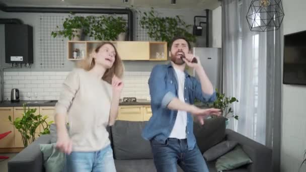 Pessoas Família Feliz Energética Dançando Enquanto Marido Cantando Controle Remoto — Vídeo de Stock