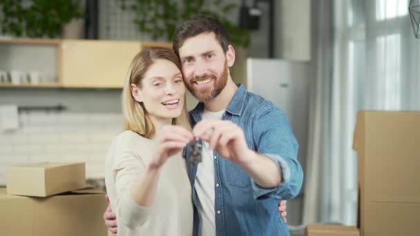 Счастливая Супружеская Пара Обнимается Показывая Перед Камерой Связку Ключей Чувствуя — стоковое видео