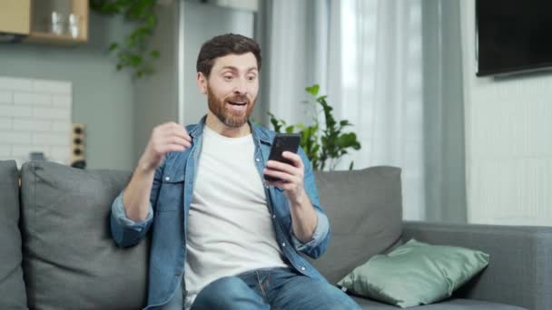 Verbazingwekkende Gelukkige Man Zeer Gelukkig Gelezen Bericht Mobiele Telefoon Thuis — Stockvideo