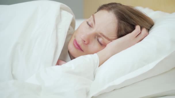 Rustige Serene Jonge Vrouw Slapen Goed Comfortabele Gezellige Witte Bed — Stockvideo