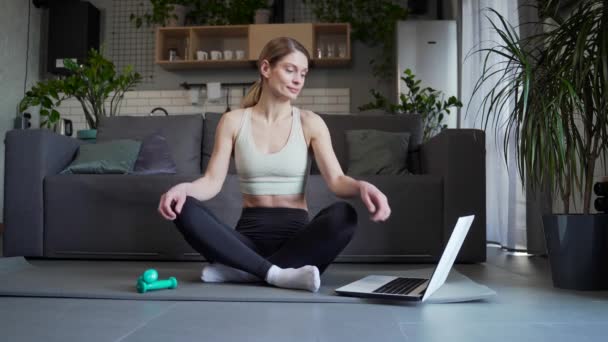 Ruhige Entspannte Frau Sitzt Lotusposition Und Meditiert Und Atmet Langsam — Stockvideo