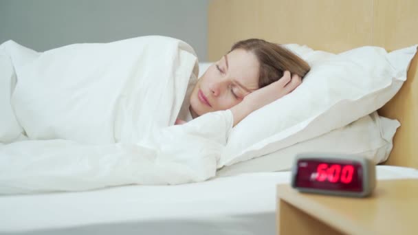 집에서 여자가 침대에 모습을 클로즈업 사진은 테이블 위에서 자명종 시계의 — 비디오
