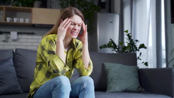Unzufriedene Junge Frau Die Auf Der Couch Sitzt Reibt Sich — Stockvideo