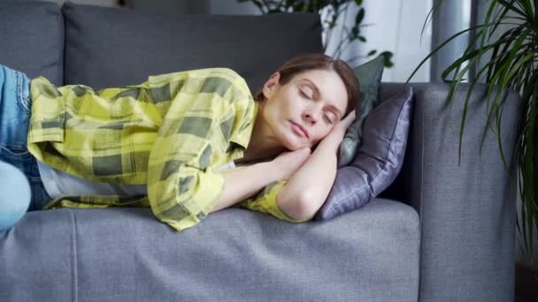 Mujer Joven Serena Tomar Descanso Siesta Sentirse Libre Estrés Dormir — Vídeos de Stock