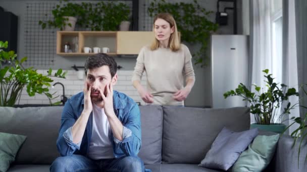 Jovem Irritada Grita Frustrada Ofende Seu Marido Desapontado Estressado Sala — Vídeo de Stock
