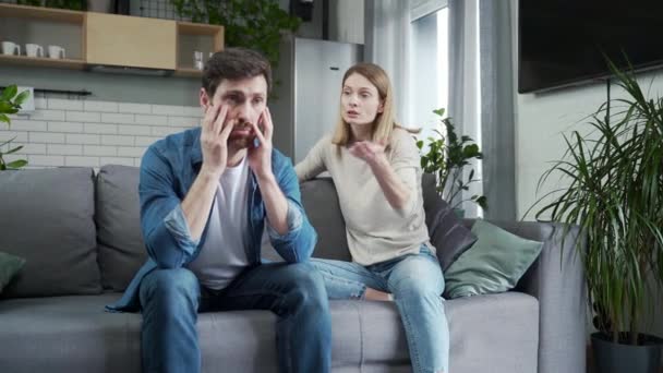 Wkurzona Młoda Kobieta Krzyczy Frustracji Obraża Swojego Zestresowanego Męża Salonie — Wideo stockowe