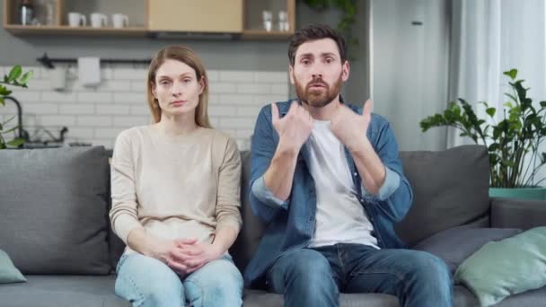 ストレスの多い夫婦のウェブカメラビューカメラを見て議論し 家庭紛争について精神療法士と話す家庭でのオンラインカウンセリングセッションでの関係を議論 — ストック動画