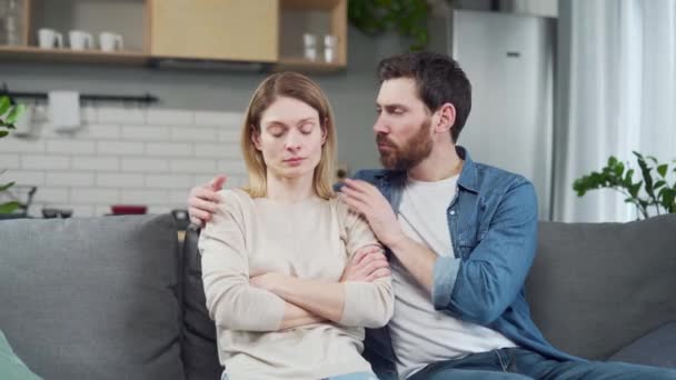 Schuldiger Bärtiger Ehemann Versucht Sich Nach Familienkonflikt Bei Beleidigter Besorgter — Stockvideo