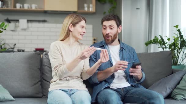 미소짓는 여자가 남편에게 긍정적 테스트를 가족들은 집에서 아내와 포옹하는 미래의 — 비디오