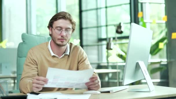 Feliz Joven Hombre Negocios Oficinista Con Gafas Lectura Carta Trabajo — Vídeo de stock