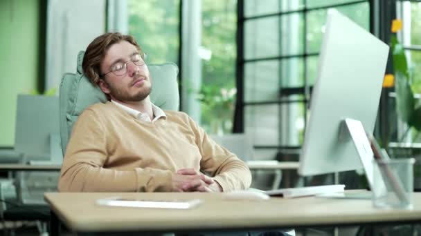 Erschöpft Überladener Junger Büroangestellter Mit Brille Schläft Zur Arbeitszeit Arbeitsplatz — Stockvideo