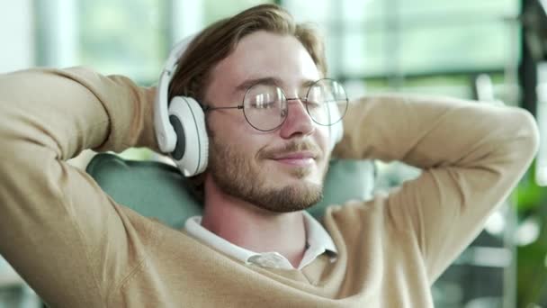 Close Face Relaxed Young Business Man Employee Glasses Listening Music — Vídeo de Stock