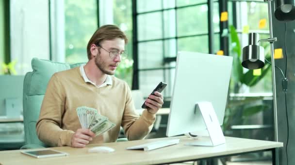 Szczęśliwy Biznesmen Przedsiębiorca Posiadający Smartfona Pieniądze Dolary Zarobki Pieniężne Cieszyć — Wideo stockowe