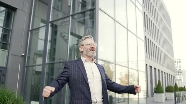 Überglücklich Aufgeregten Reifen Geschäftsmann Mit Erhobenen Armen Feiern Sieg Karrierewachstum — Stockvideo