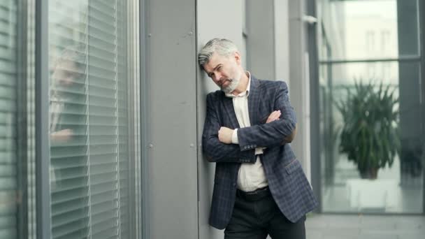 Unglücklich Reife Büroangestellte Geschäftsmann Leiden Unter Kopfschmerzen Schmerzhafte Gefühle Chronische — Stockvideo